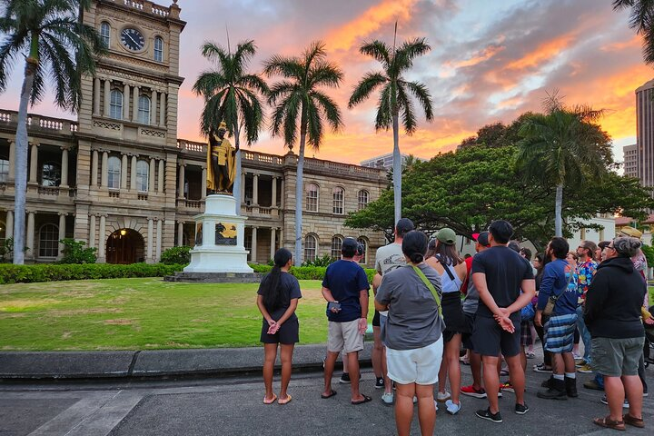 Ghosts of Old Honolulu Walking Tour - Ali'iolani Hale and Kamehameha Statue at sunset